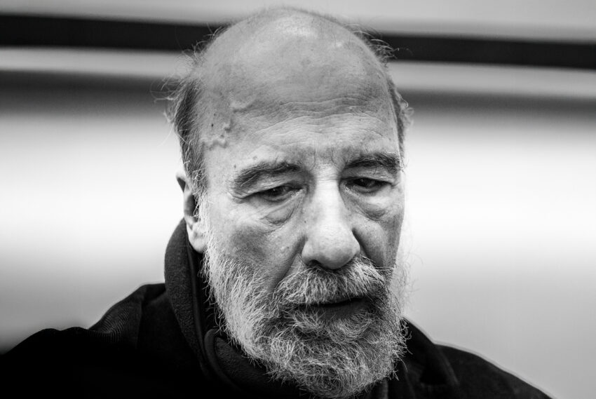 Black-and-white photo of the poet Raúl Zurita
