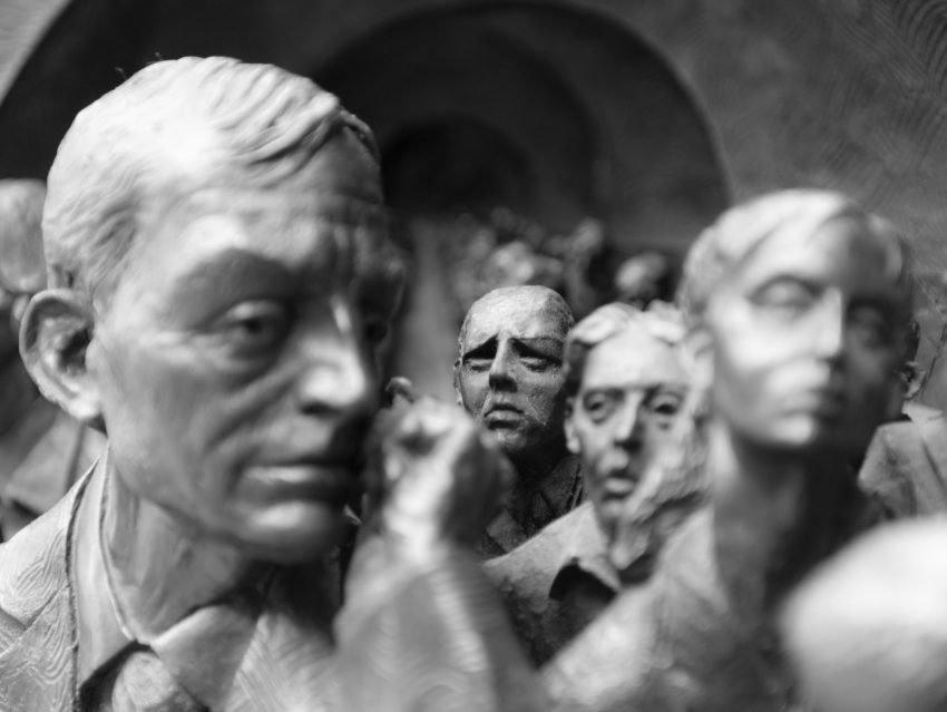 A crowd of statues. Robert Dimov / Creative Commons