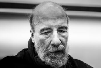 Black-and-white photo of the poet Raúl Zurita
